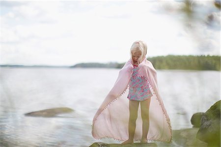 stand infant - Finland, Tammerfors, Ruovesi, Lake Nasijarvi, Girl (2-3) beside lake Photographie de stock - Premium Libres de Droits, Code: 6126-08644749