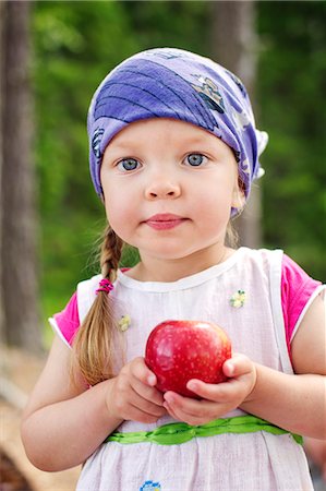 simsearch:6126-08644727,k - Finland, Paijat-Hame, Portrait of girl (2-3) holding apple Stock Photo - Premium Royalty-Free, Code: 6126-08644719