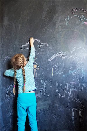 stand infant - Finland, Girl (4-5) drawing on chalkboard Photographie de stock - Premium Libres de Droits, Code: 6126-08644738