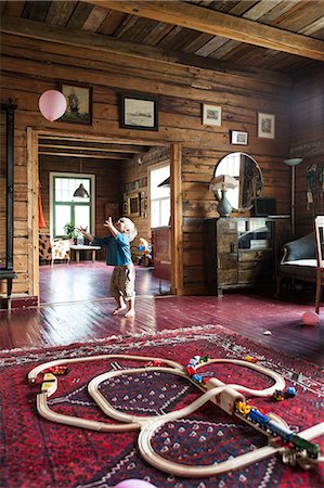 stand infant - Finland, Boy (2-3) playing with balloon in living room Photographie de stock - Premium Libres de Droits, Code: 6126-08644918