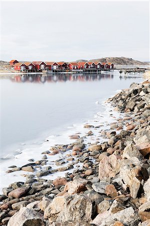 simsearch:6126-08643376,k - Sweden, Bohuslan, Orust, Edshultshall, Wooden houses and rocky coastline in winter Foto de stock - Sin royalties Premium, Código: 6126-08658866