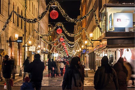 simsearch:6126-08643547,k - Sweden, Stockholm, Biblioteksgatan, Street at night Fotografie stock - Premium Royalty-Free, Codice: 6126-08635426