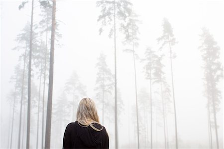 simsearch:6126-08643505,k - Sweden, Ostergotland, Woman in fog Stock Photo - Premium Royalty-Free, Code: 6126-08635557