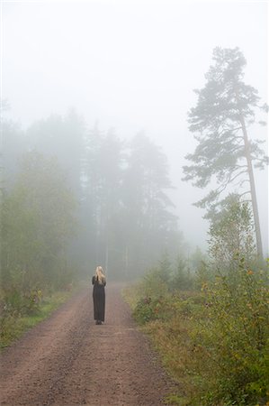 simsearch:6126-08643505,k - Sweden, Ostergotland, Woman walking in fog in countryside Stock Photo - Premium Royalty-Free, Code: 6126-08635556