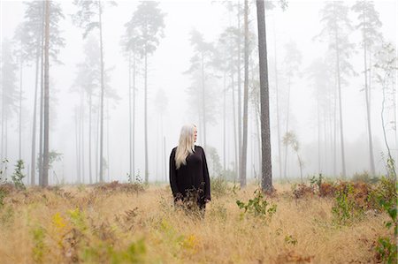 Sweden, Ostergotland, Woman in fog Photographie de stock - Premium Libres de Droits, Code: 6126-08635559