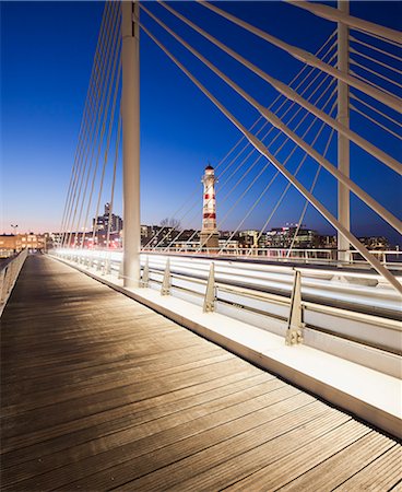 simsearch:6126-08643547,k - Sweden, Skane, Malmo, Vastra Hamnen, Lighthouse in city at night Fotografie stock - Premium Royalty-Free, Codice: 6126-08635754