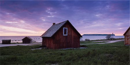 simsearch:6126-08643376,k - Sweden, Gotland, Eksta Coast, Wooden houses on seashore at dusk Foto de stock - Sin royalties Premium, Código: 6126-08635780