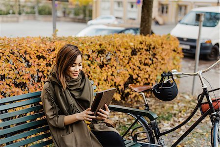 simsearch:6126-08635498,k - Sweden, Uppland, Stockholm, Vasastan, Rodabergsbrinken, Young woman sitting on bench using tablet Stock Photo - Premium Royalty-Free, Code: 6126-08636170