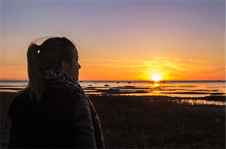 simsearch:693-06435933,k - Finland, Pohjanmaa, Pietarsaari, Young woman looking at sunset Stock Photo - Premium Royalty-Free, Code: 6126-08636762
