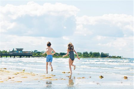 red hair preteen girl - Sweden, Oland, Kopingsvik, Girl (10-11) and boy (8-9) running on beach Foto de stock - Sin royalties Premium, Código: 6126-08781414