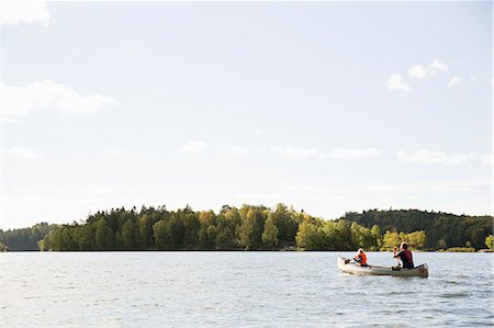 row - Man in canoe with his daughter in Delsjon, Sweden Foto de stock - Sin royalties Premium, Código: 6126-09102376