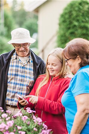 simsearch:6126-08635498,k - Girl with grandparents looking at phone Stock Photo - Premium Royalty-Free, Code: 6126-09103104