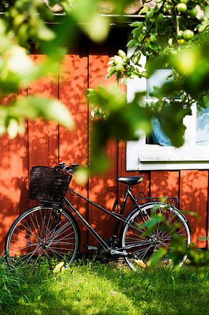 summerhouse - Bicycle standing in front of summerhouse in Stockholm Archipelago Stock Photo - Premium Royalty-Free, Code: 6126-09266499