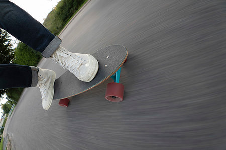 simsearch:614-07194719,k - Feet of man skateboarding Foto de stock - Sin royalties Premium, Código: 6126-09267206