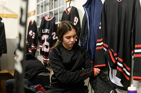 Girl in changing room prepares for ice hockey training Stock Photo - Premium Royalty-Free, Code: 6126-09268063