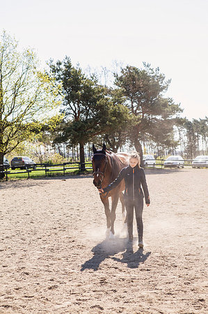 Teenage girl leading a horse in Sweden Foto de stock - Sin royalties Premium, Código: 6126-09204557