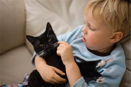 pat - A young boy cuddles his cat. Stock Photo - Premium Royalty-Free, Code: 6128-08747696