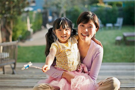 simsearch:614-06442834,k - Young girl in a fairy costume with her mother. Photographie de stock - Premium Libres de Droits, Code: 6128-08747735