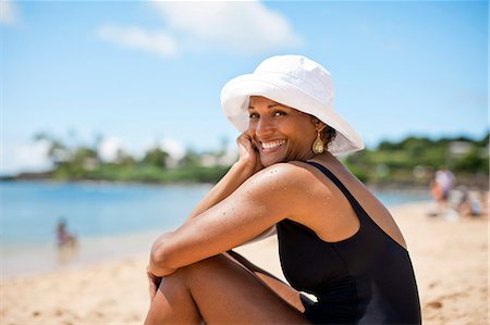 Portrait of woman sitting on beach. Photographie de stock - Premium Libres de Droits, Code: 6128-08748069