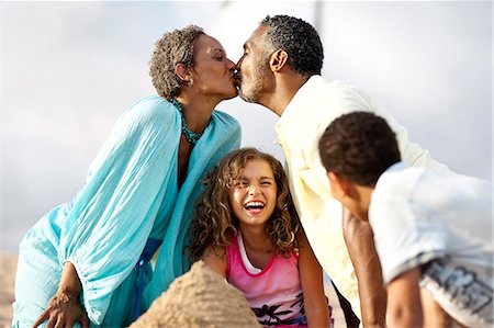 Children laughing at their grandparents kissing. Photographie de stock - Premium Libres de Droits, Code: 6128-08748092