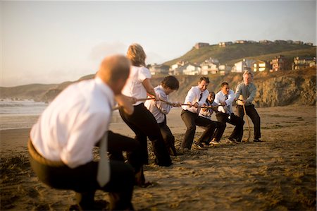 simsearch:632-05604001,k - Businesspeople playing tug-of-war on beach Stock Photo - Premium Royalty-Free, Code: 6128-08798884