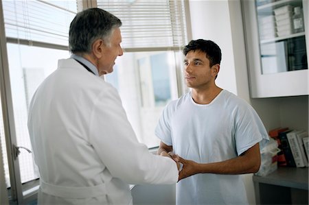 simsearch:693-06022049,k - Senior doctor consulting with a patient after a medical exam. Foto de stock - Sin royalties Premium, Código: 6128-08798983