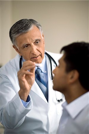 simsearch:693-06022049,k - Senior doctor testing the eyesight of a patient. Foto de stock - Sin royalties Premium, Código: 6128-08798998