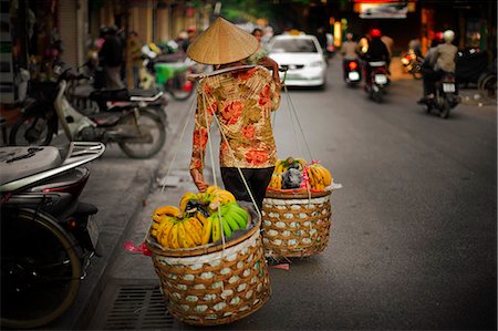 simsearch:841-08102090,k - Vietnamese vendor selling fresh fruit. Stock Photo - Premium Royalty-Free, Code: 6128-08799045