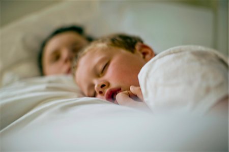 simsearch:693-03707745,k - Two brothers napping together. Stock Photo - Premium Royalty-Free, Code: 6128-08727643