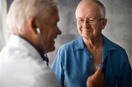 simsearch:693-06022049,k - Doctor listening to an elderly patient's chest with a stethoscope. Foto de stock - Sin royalties Premium, Código: 6128-08727834