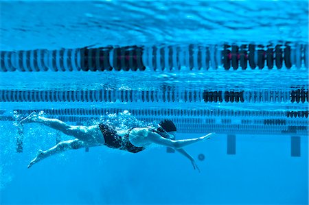 Female swimmer swimming the front crawl. Photographie de stock - Premium Libres de Droits, Code: 6128-08728123