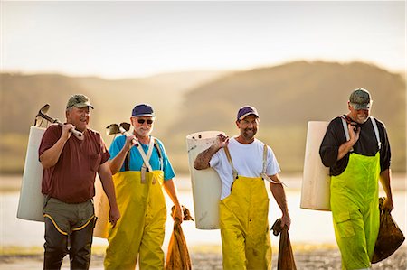Group of fisherman on the beach with bags of shellfish. Foto de stock - Sin royalties Premium, Código: 6128-08728273