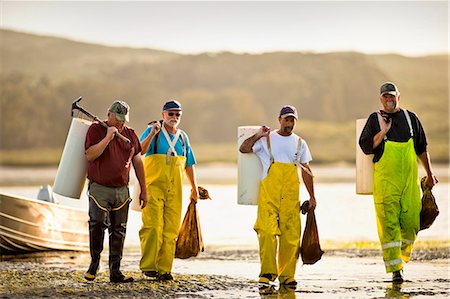 Group of fisherman on the beach with bags of shellfish. Foto de stock - Sin royalties Premium, Código: 6128-08728276