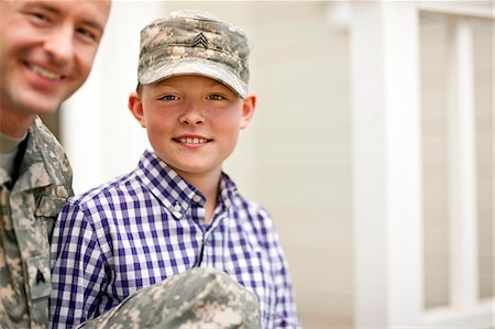 soldier with family - Portrait of a smiling boy and his father. Photographie de stock - Premium Libres de Droits, Code: 6128-08737843