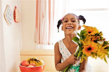 suburban kitchen - Portrait of a happy young girl holding a bunch of flowers. Photographie de stock - Premium Libres de Droits, Code: 6128-08737853