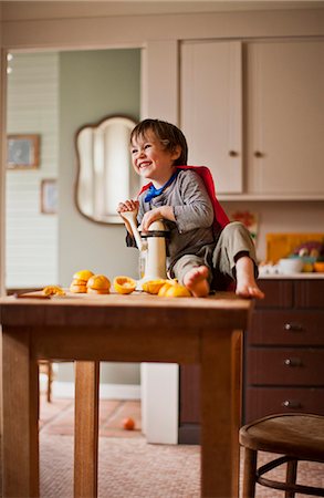simsearch:614-06442834,k - Happy young boy juicing oranges for breakfast. Photographie de stock - Premium Libres de Droits, Code: 6128-08738121
