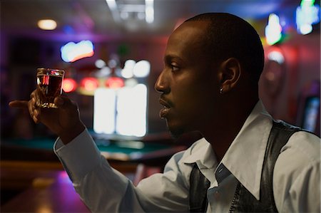 simsearch:614-06813654,k - View of a man with a raised glass for toasting. Foto de stock - Sin royalties Premium, Código: 6128-08825356