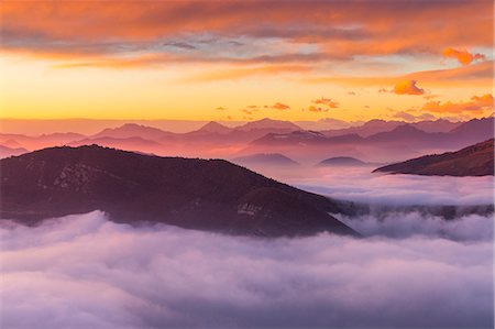 The sunset above the clouds over Prealpi Orobiche. Bronzone Mount (Prealpi Orobiche). Viadanica, Bergamo province, Lombardy, Italy, Europe Foto de stock - Sin royalties Premium, Código: 6129-09044008