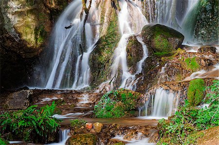 scenic and waterfall - menotre waterfalls, pale,foligno, Perugia, Umbria, italy Foto de stock - Sin royalties Premium, Código: 6129-09044258