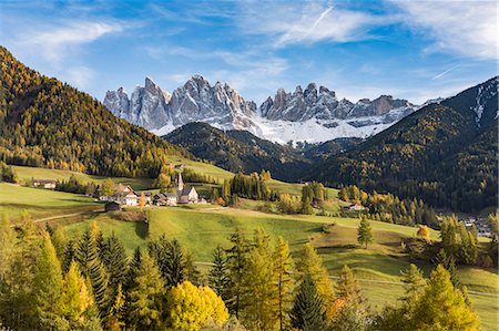 dolomiti - Autumnal landscape with Odle Dolomites peaks on the background. Santa Maddalena, Funes, Bolzano, Trentino Alto Adige - Sudtirol, Italy, Europe. Foto de stock - Sin royalties Premium, Código: 6129-09057736
