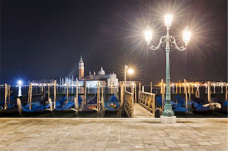 Gondolas dock, lamp post and San Giorgio Maggiore Church, Venice, Veneto, Italy Fotografie stock - Premium Royalty-Free, Codice: 6129-09086886