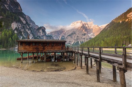 dolomiti - Wood hut, Lake Braies (Pragser Wildsee), Dolomites, province of Bolzano, South Tyrol, Italy Stock Photo - Premium Royalty-Free, Code: 6129-09086980