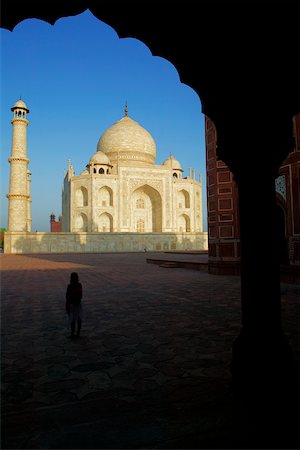simsearch:630-03481463,k - Taj Mahal seen through an archway Agra, Uttar Pradesh, India Stock Photo - Premium Royalty-Free, Code: 625-00804948