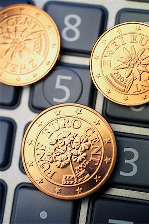 Gros plan de pièces de centimes d'euro sur une calculatrice Photographie de stock - Premium Libres de Droits, Code: 625-00800924