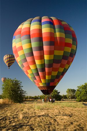 Group of people standing near a hot air balloon Foto de stock - Sin royalties Premium, Código: 625-00801300