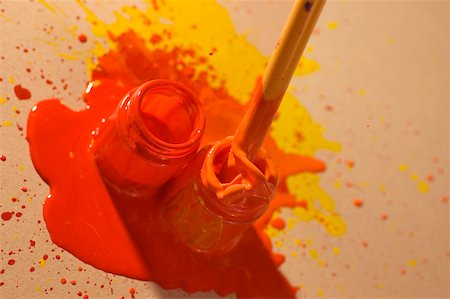 paint drips - High angle view of a paintbrush dipped into a bottle of paint Foto de stock - Sin royalties Premium, Código: 625-00836606