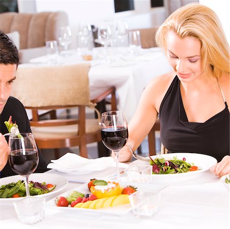 simsearch:625-00902698,k - Mid adult man and a young woman sitting in a restaurant Foto de stock - Sin royalties Premium, Código: 625-00838946