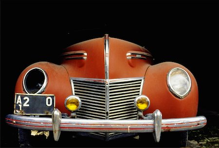 Close-up of a vintage car with a broken headlight Stock Photo - Premium Royalty-Free, Code: 625-00849186