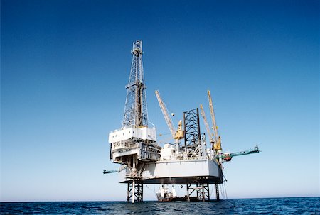 Offshore oil drilling rig Foto de stock - Sin royalties Premium, Código: 625-00899048