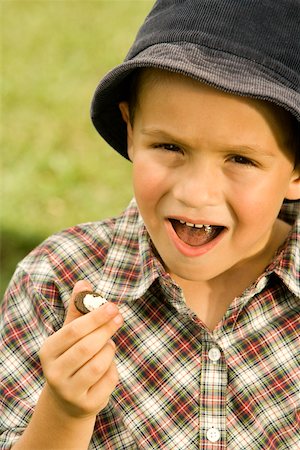 simsearch:625-01250196,k - Portrait of a boy holding a chocolate Stock Photo - Premium Royalty-Free, Code: 625-00901080